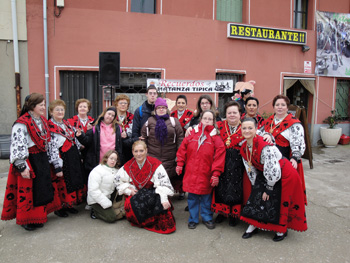 Foto de famila con las Águedas ante el Restaurante "La Amistad"